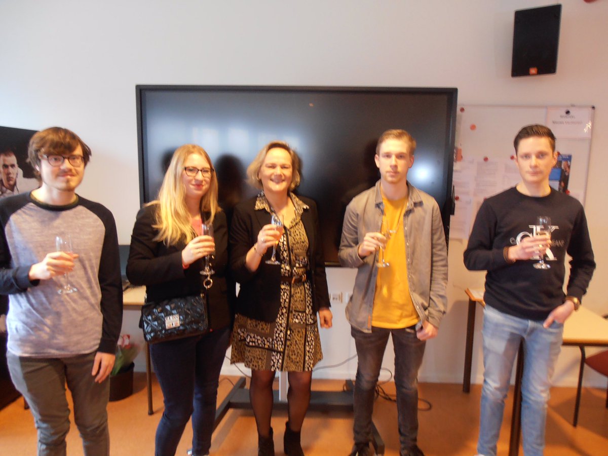 Geslaagd op de dag van de liefde! #diploma #Valentineday Wat wil je nog meer? Van harte gefeliciteerd allemaal!!