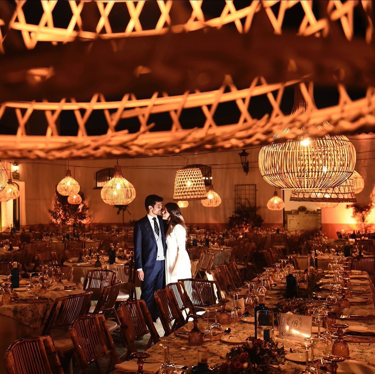✨ ¿Te casas este año?Ilumina tu boda para convertirla en un lugar mágico. Creamos ilusión para inspirar sentimientos💫
🎩 👰@isedex ✨
#wedding #eventos #decoración #deco #iluminacion #luz #iluminacionbodas #iluminaciondecorativa #weddinglighting #bodasisedex #bodasbonitas