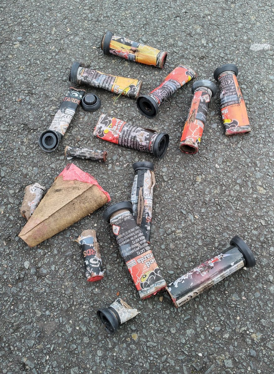 zwanemanss's tweet photo. 14 februari en de grasvelden hier in Voorschoten liggen nog bezaaid met plastic vuurwerkdoppen. Omdat partijen als de @VVD weigeren wegwerpplastics als deze te verbieden.
#voorschoten #wijkallemansgeest #plastic #plasticsoep #plasticpollution #zwerfie #ipickeditup #vuurwerk https://t.co/vX5tbefOOh