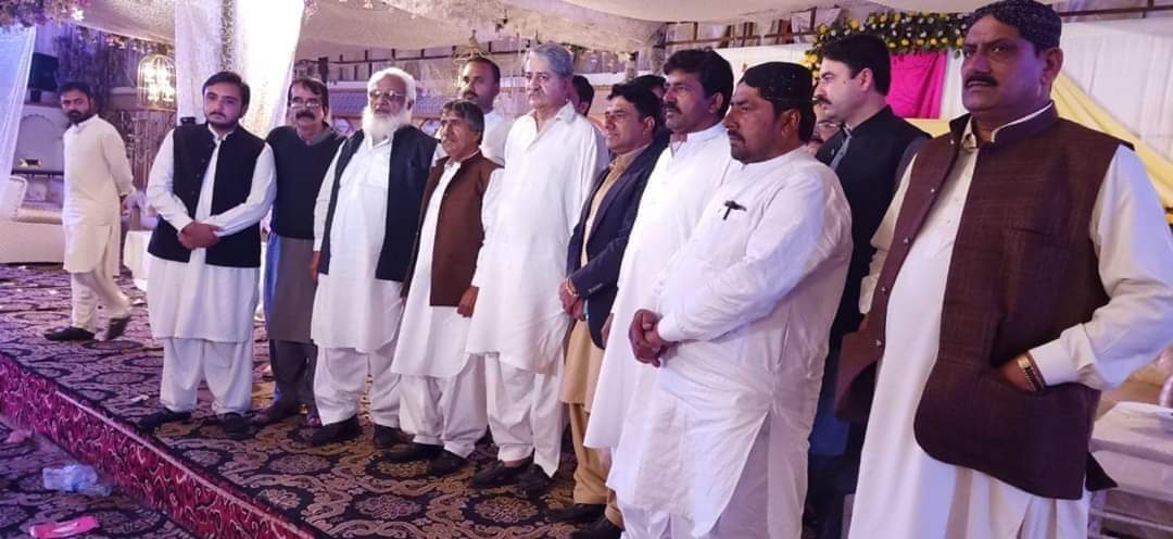 GulKeerio2's tweet image. وڏيرو جاويد احمد ڪيريو جي ڀاڻيجن عبدالقدير ۽ عبدالڪبير ڪيريو جي دعوت وليمـ ۾ رائل بينڪوئيٽ حيدرآباد ۾ ايل ايم اين اي سيد نويد قمر شاه صاحب تڪ ٽنڊو محمد خان  گل ڪيريو  سان گڏ  ورتل يادگار تصويرو,