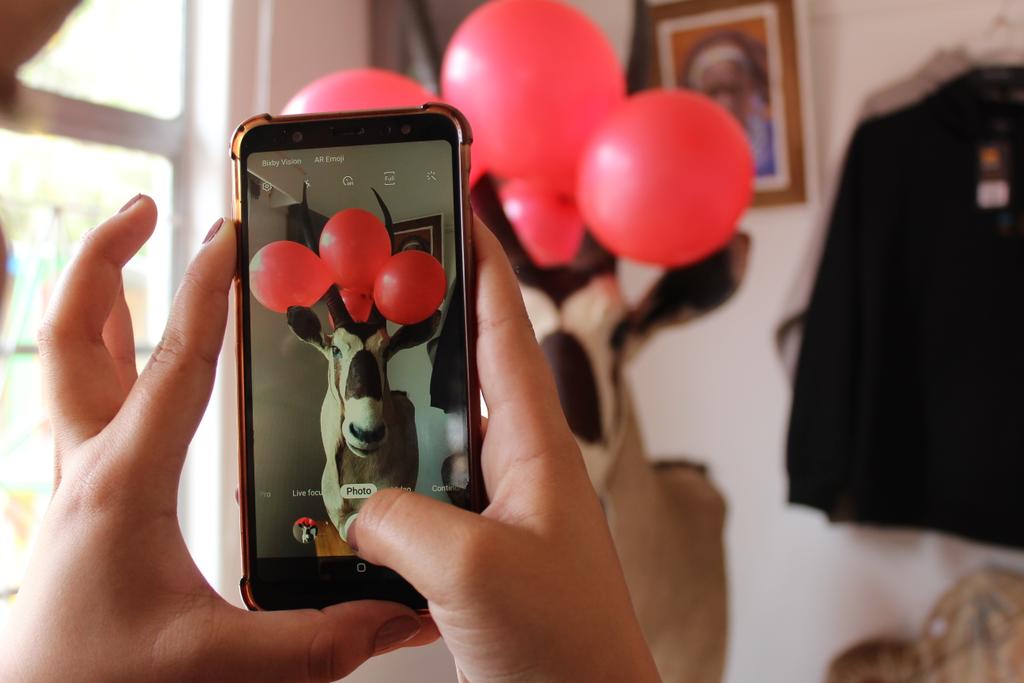 OMD_2030's tweet photo. 💞 Happy Valentine's Day from Oscar 💞 
If you see these take away message don't hesitate to RIP off one and spread the LOVE today. 💌

#thecomplimentproject #sharemyOMD 
#citizenactivation https://t.co/DjRx76feG8