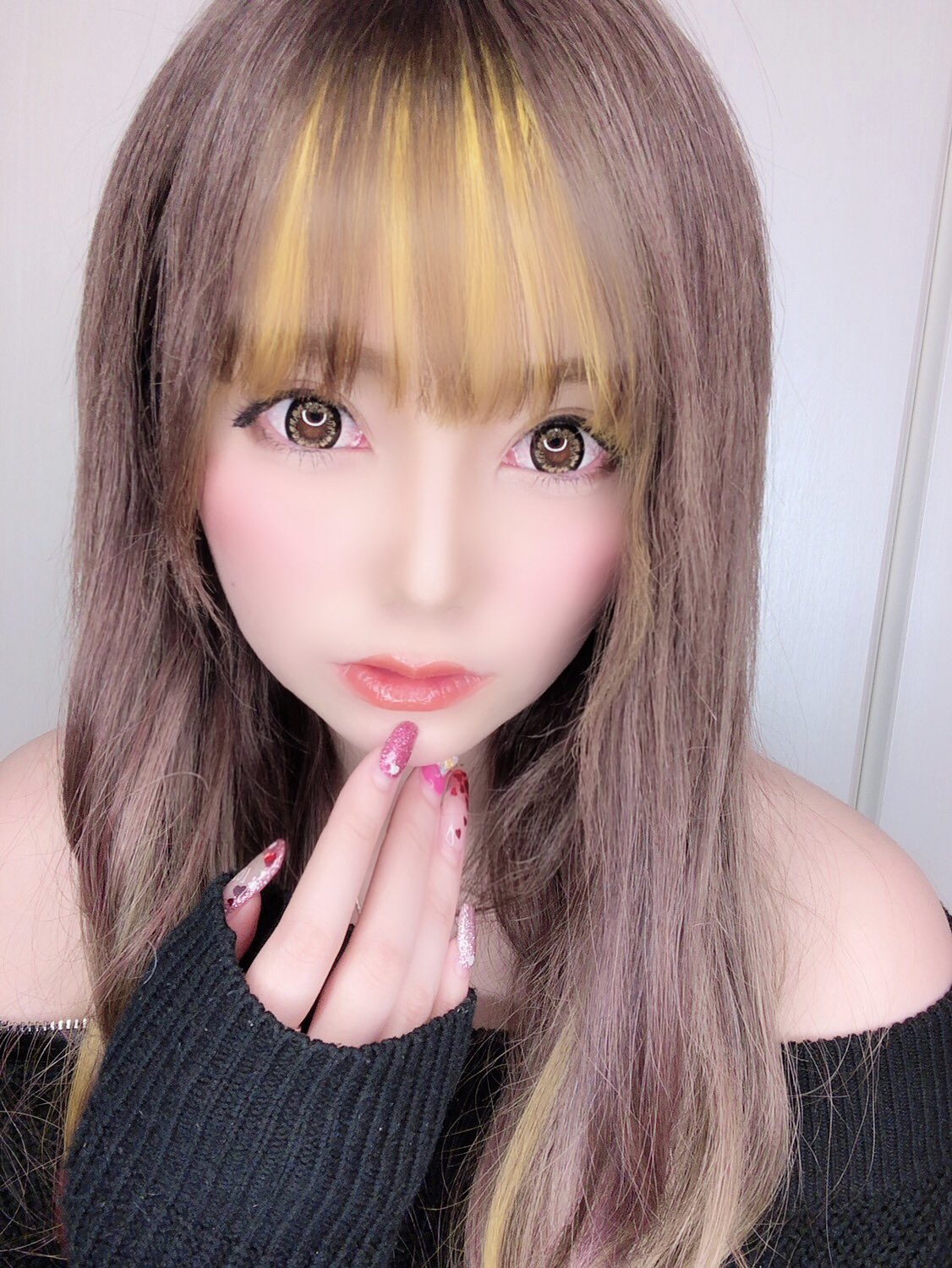 あさにゃん 前髪インナーを黄色に変えて メッシュはピンクも追加 歩いたりしてて風が吹くと 地味に恥ずかしい気持ちになるけど 前髪インナーやはり可愛い T Co G931ub8udr Twitter