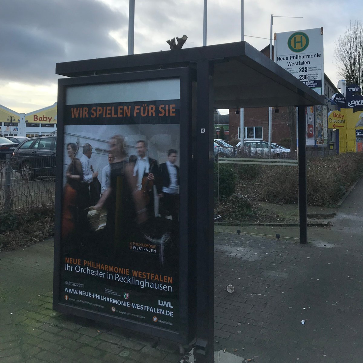 npwestfalen's tweet photo. Hallo #Recklinghausen 👋! Habt ihr schon unsere City-Light-Plakate gesehen 🧐? Jetzt an vielen Bushaltestellen der @StadtRE und u.a. an “unserer” Haltestelle direkt vorm Probenzentrum ... #WirspielenfürSie #CityLights #watchoutforthis #publictransport #NPW #bigcitylife https://t.co/K8B5wZhU6S
