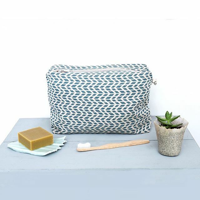 🙌🏻 WEEKEND!!
Large Mirror Wash Bag from my new Palm house collection. .
.
.
.
#travel #bag #cosmetic #accessories #pattern #design #screenprinted #linen #cotton #madeintheuk #printedinsussex #reflective #geometric #patterndesign #textiles #washbag #larag… instagram.com/p/B8jEF1aHeHu/