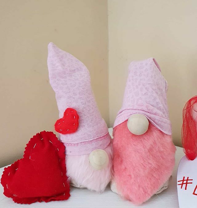 The snuggle is real ❤ . .
.
.
#happyvalentinesday #valentines2020 #gnomelove #pinkgnomes #pinkbeard #everyhomeneedsagnome #heartdecorations #heartsforyourhome #recyle #upcycle #myhatwasatop #matching #redhearts #love ift.tt/37nxOOp