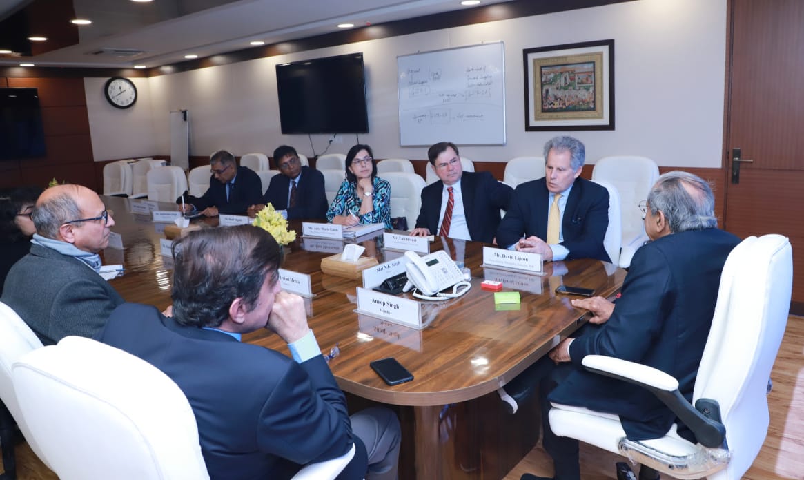 15thFinCom's tweet photo. IMF First Deputy Managing Director, Mr David Lipton and eminent economists called on the 15th Finance Commission along with the team to discuss issues relating to enhancing revenue realisation efforts. In this context, made useful suggestions on the issues of the fiscal road map. https://t.co/R8NQGs2D6S