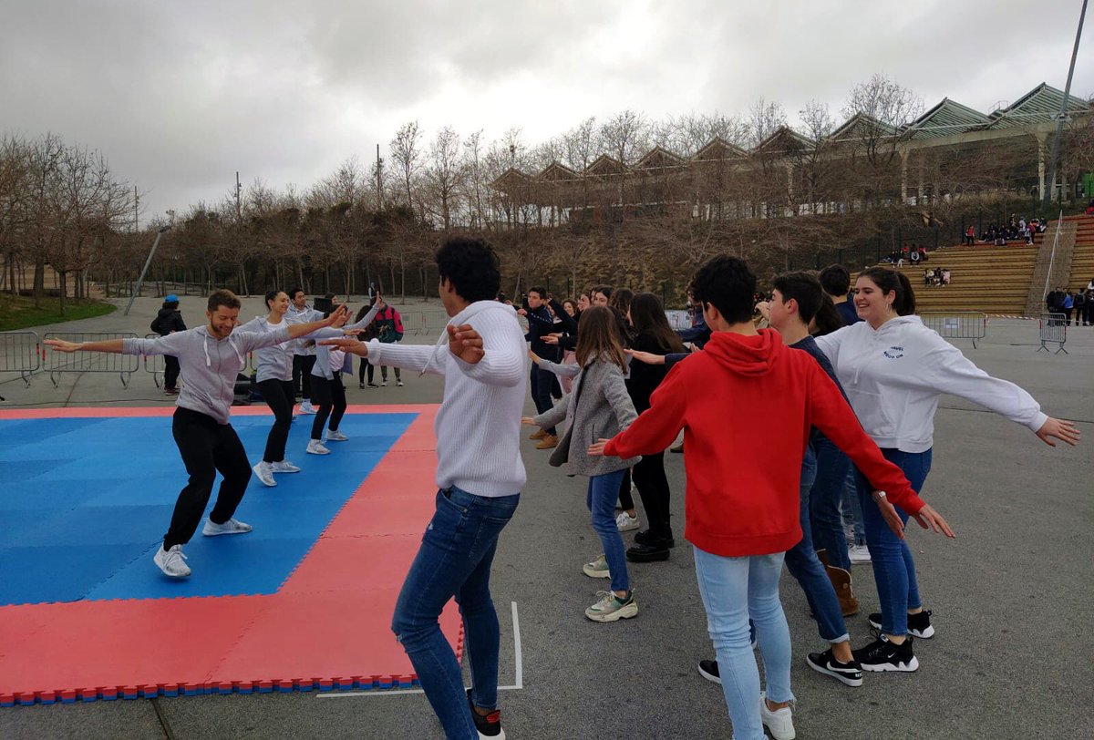 ESONatzEsplu's tweet image. Es poden aprendre conceptes de cinemàtica a travès del ball? Els alumnes posen en pràctica l’acceleració i la velocitat ballant i utilitzant sensors. #SteamForum