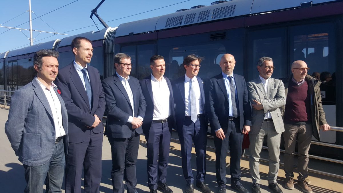 La T1 della #tramviaFI oggi celebra il proprio decimo compleanno. Ecco alcune immagini dal ponte delle Cascine.
A più tardi per il servizio completo