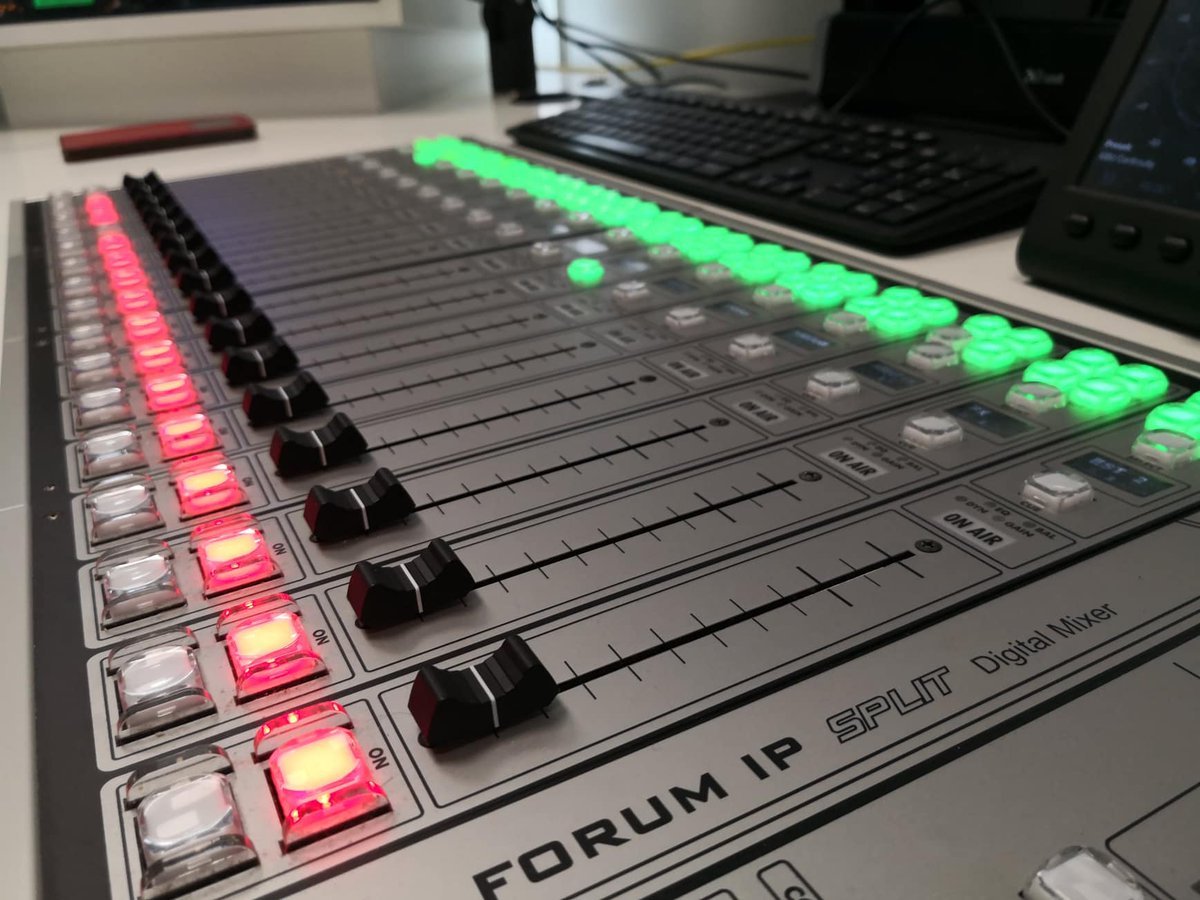 AlrasAPunt's tweet photo. 📡 @SusaCalafat i @Arnaubenlloch han seleccionat els millors moments de @ProxParadaAPunt, @PodriemMillor, @AlrasAPunt i @territoriAPunt en #ThoHasPerdut.

📻 Hui a partir de les 14 h en la ràdio d'@apunt_media.

🌐 https://t.co/Smb7zqrFS3 https://t.co/NCtHmuR3aZ