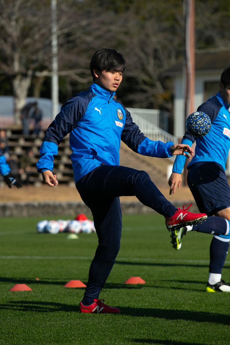 川崎フロンターレ 選手全員紹介 12人目 原田虹輝 高卒2年目 キャンプでは何度も鬼木監督から 正確に もっとトライしろ もっとこだわれ といろんな声をかけられていました 繊細なボールタッチとコントロール技術に定評があり おっ うまい