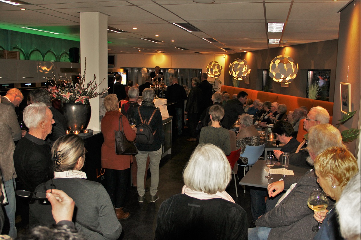 Geuzenstaete's tweet photo. Kunstenaar Bep Bernard had het voorspeld: het zou wel eens gezellig druk kunnen worden tijdens de opening van zijn expositie 'Etstekeningen', gisteren in ons Business Center. En dat was het ook! https://t.co/8OA15OOQUY https://t.co/JuPme8AtBT