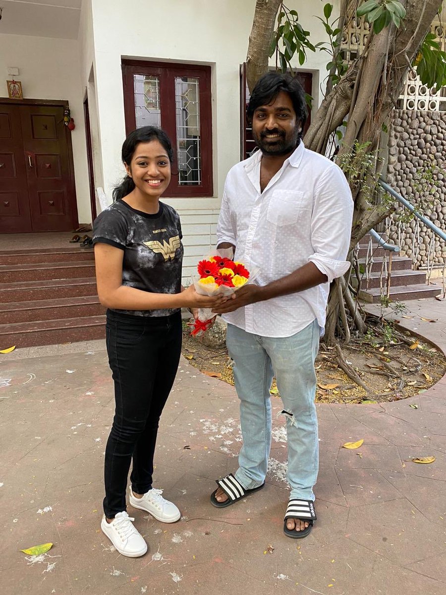 V2Cinemas's tweet photo. Thanks to @VijaySethuOffl  @Music_Santhosh and @justin_tunes for launching South India’s Youngest Independent Musician @kirthana_music 's music video #KadhalSollumNeram. Do watch and support.
https://t.co/i5jPGRDF9P

@nelsonvenkat @editorsabu @gokulbenoy @vittal6789 @Maathevan https://t.co/vz6FMZtgC1