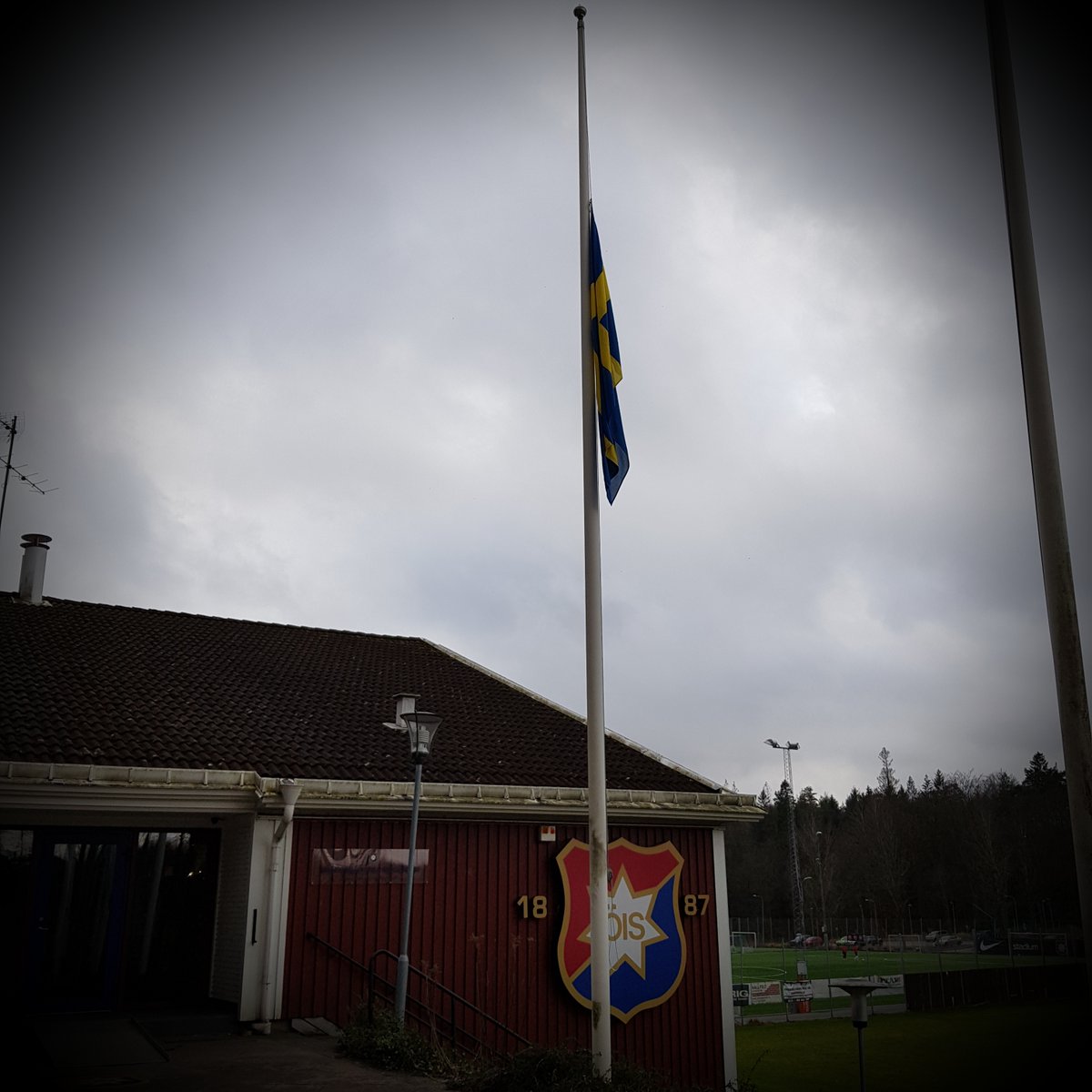 Nu blev den här fredagen och världen med ens mycket sämre.
Tack för din vänskap och ditt engagemang för Sällskapet.
Vila i frid Ronny ❤️💙
/amor et fides
fotboll.ois.se/ois-fotboll-ha…