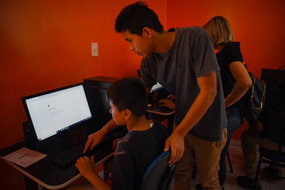 Abrigo público para meninos brasileiros, venezuelanos e haitianos desacompanhados da <a href="/setrabes/">Setrabes</a> receberam apoio do <a href="/ACNURBrasil/">ACNUR, Agência da ONU para Refugiados</a> e <a href="/ADRABrasil/">adrabrasil</a> e agora contam com laboratório de informática. Os jovens receberão treinamento de digitação e produção de trabalhos acadêmicos