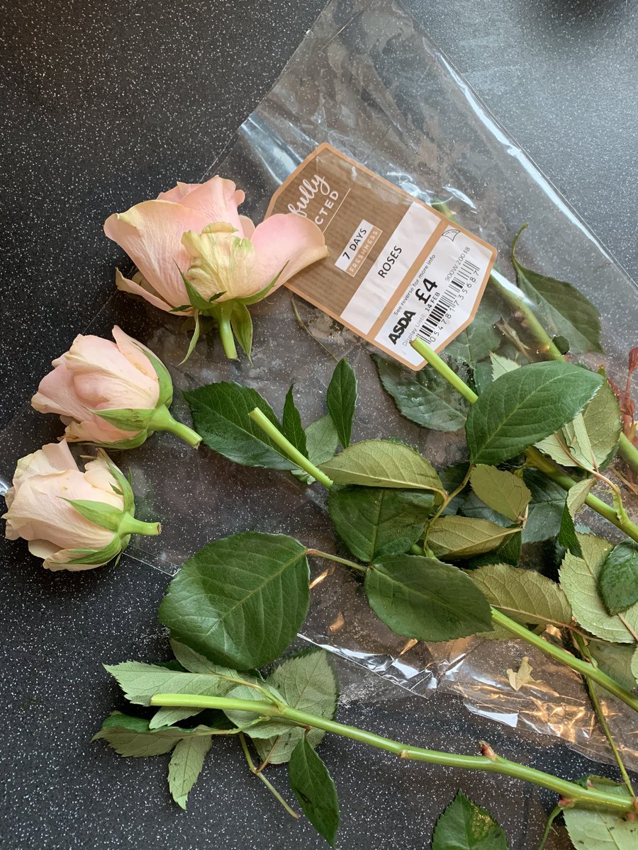 j4ydG's tweet photo. @AsdaServiceTeam Out of a bunch of pink roses 3 were like this! Happy Valentines Day 🤣🤷🏻‍♀️ https://t.co/qzQIYemtXt