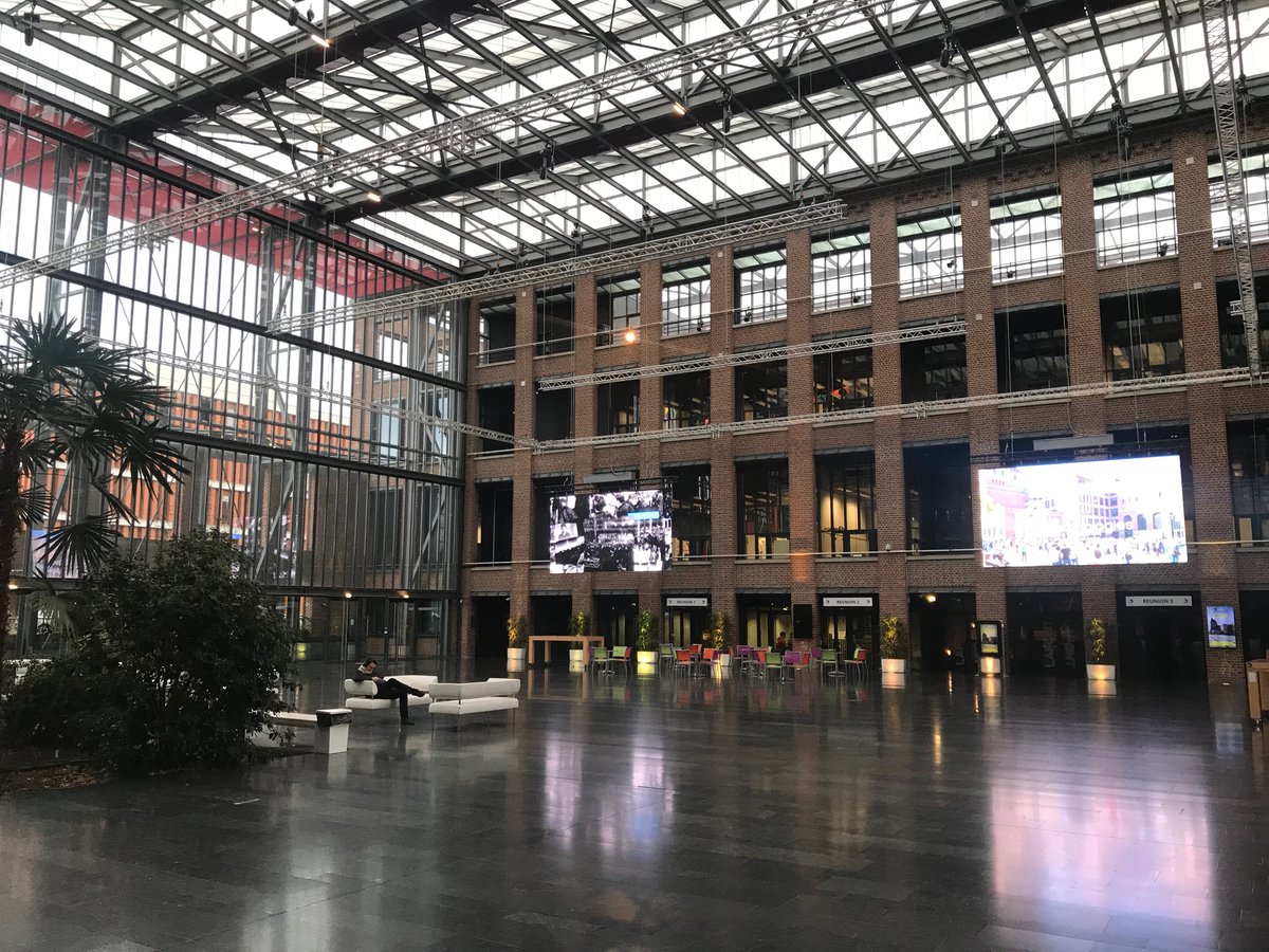 Gemo_Officiel's tweet photo. .@RenaudMontin, directeur marketing & digital, et Vanessa Gignoux, responsable digital & ecommerce, étaient aux côtés des acteurs du retail du Nord au campus @euratechnologie pour découvrir les projets de #NewShoppingExperience proposés par 19 PME dans le cadre du #NSE #PICOM https://t.co/lco25blgnp