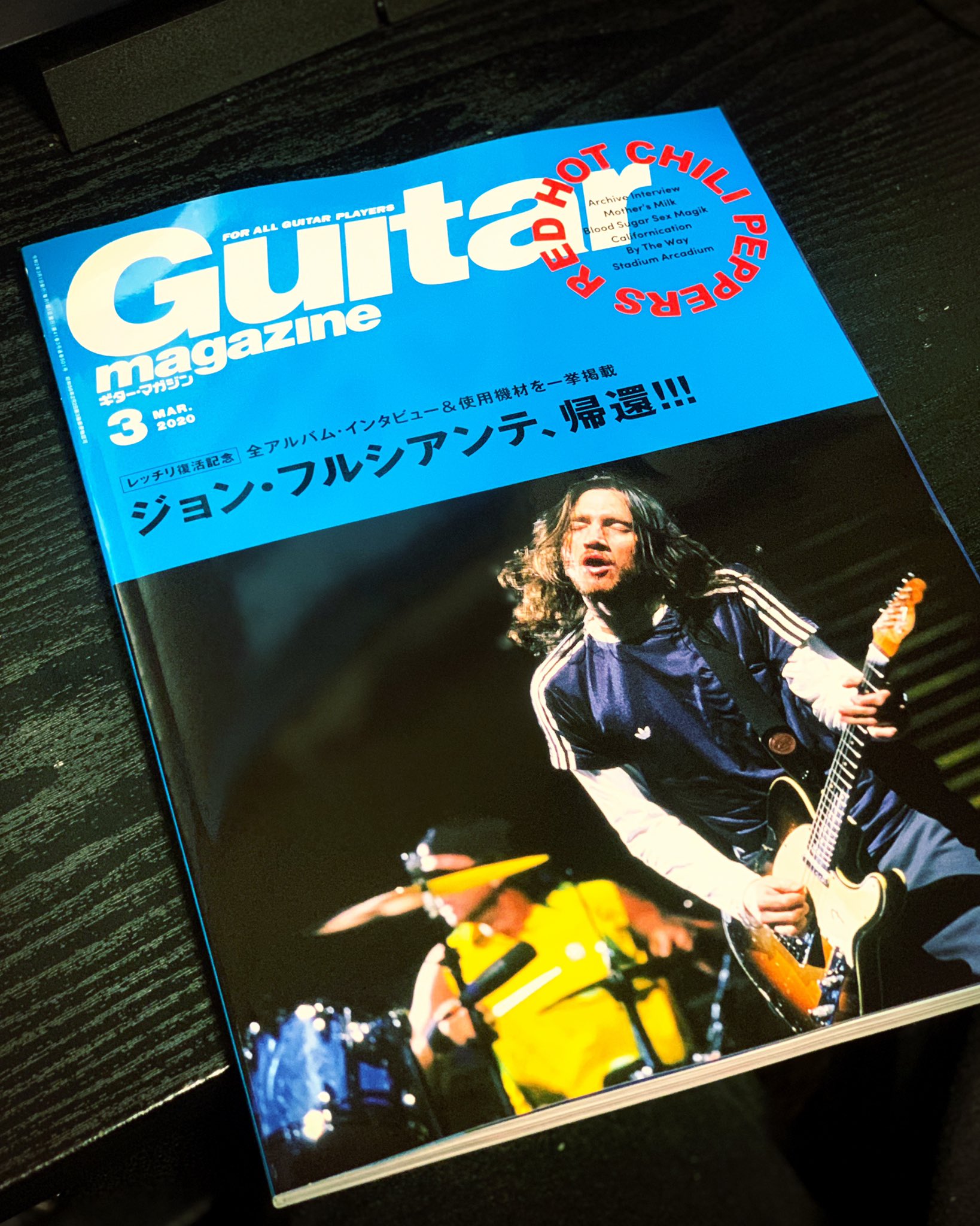 Ayusanizedayumu あの青いadidasを着たジョン フルシアンテが表紙なのとenvyのギタリスト３名の記事が載っていると聞いて 10年振りぐらいにギター マガジン買った