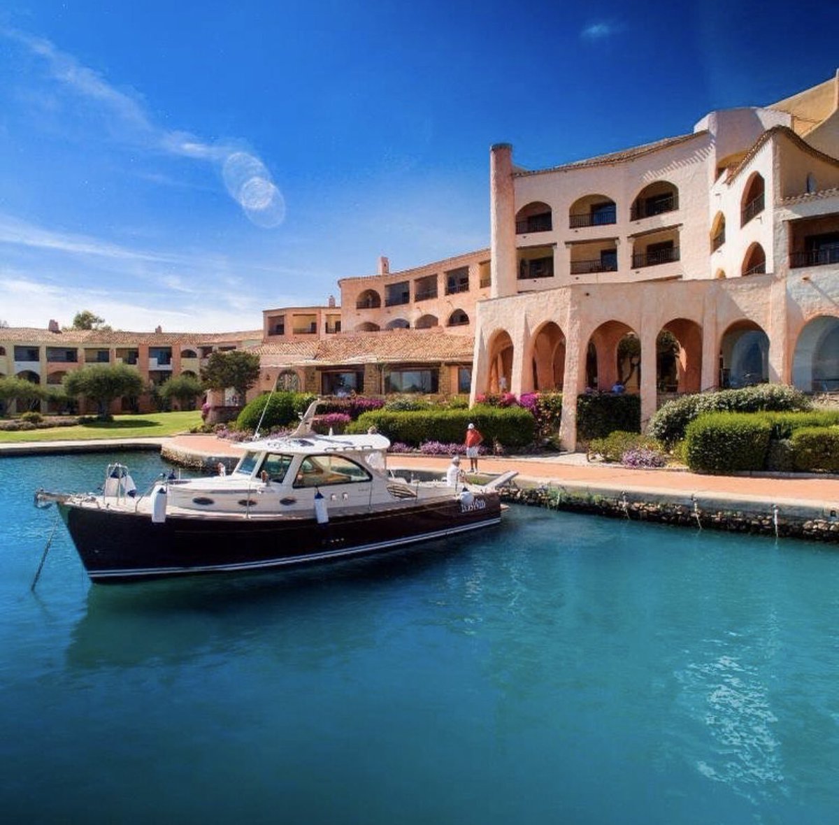 CSInvitational's tweet image. It’s definitely a #Bellini afternoon: our favourite cameriere Roberto wishes you all Buon San Valentino! 🍸 ⠀
 ⠀
Show @CSInvitational some love by hitting ❤️ if you cannot wait for CSI VI on September 18-20 2020. Invitations to follow next week 💌👀