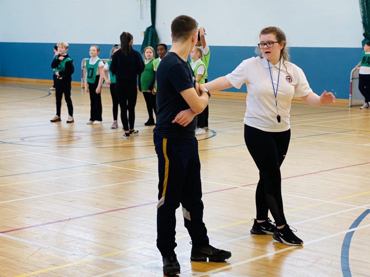 ✨Brilliant to see the S5 sports leaders mentoring the S4s and giving them top tips for delivering successful PE sessions 💪🏻👏🏻 #leadership #proud