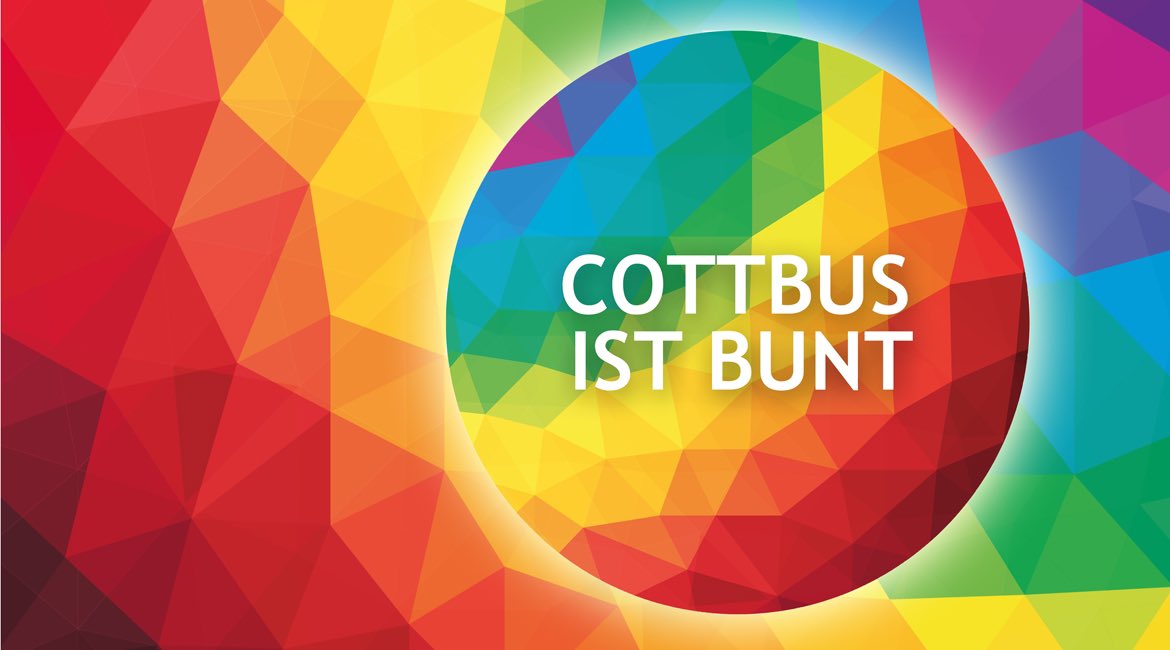 Nur_Energie's tweet photo. Alljährlich bietet der 15.Februar, der Jahrestag der Bombardierung von Cottbus im 2.Weltkrieg, Anlass zum Gedenken an die Schrecken von Krieg, Gewalt, Zerstörung aber auch an die Ursachen. #WIR sind dabei ab 14:15Uhr zum Sternmarsch! #EnergiefürVielfaltundToleranz #Cottbusistbunt https://t.co/hefXmbyz48