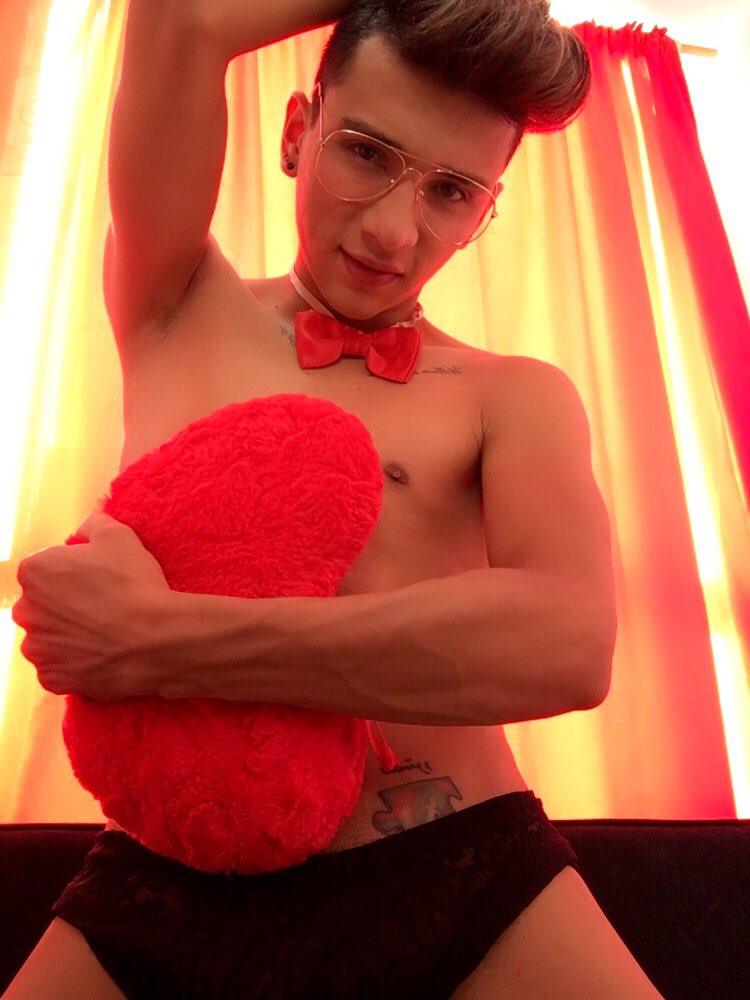 BrookzMathew's tweet photo. Good day @Flirt4FreeGuys @BrookzMathew @Flirt4Free @F4Fmodels #kisses #candy #valentinesday #hearts #goodmorning #online 
Lost of love ❤️❤️❤️ https://t.co/DGHXwoUP2o