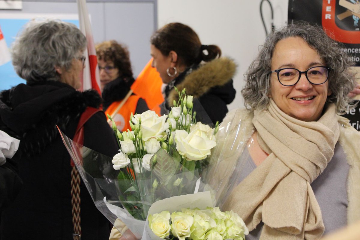fede_PS29's tweet photo. Saint Valentin olblige, le collectif #interurgences #Bretagne a remis des roses, aux dirigeants du CHRU de #Brest à #Morvan pour leur dire combien ils aiment #hopitalpublic
#14fevrier https://t.co/7tkzipuib5