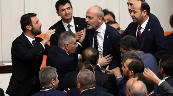 BirGun_Gazetesi's tweet photo. Meclis'te 'Az yiyin beyler' şiiri okudu, ortalık karıştı: Milletvekilleri birbirine girdi
https://t.co/AcTivVJehn https://t.co/mgyjiaovup