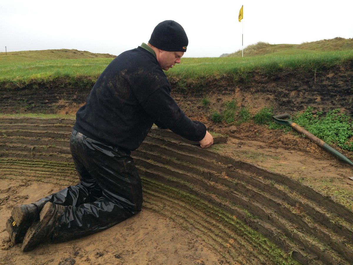 Flashback Friday <a href="/LlewMatthews/">Llew Matthews</a> building world1st hybrid bunker wall (combined synthetic - natural) at Pennard GC in late 2014. Demonstrated by <a href="/EcoBunkerLtd/">EcoBunker</a>  @BIGGA_BTME in January 2015. Most recent install by <a href="/festucaman/">Dave Edmondson</a> at The Island GC. #original #inventor #yousawitherefirst