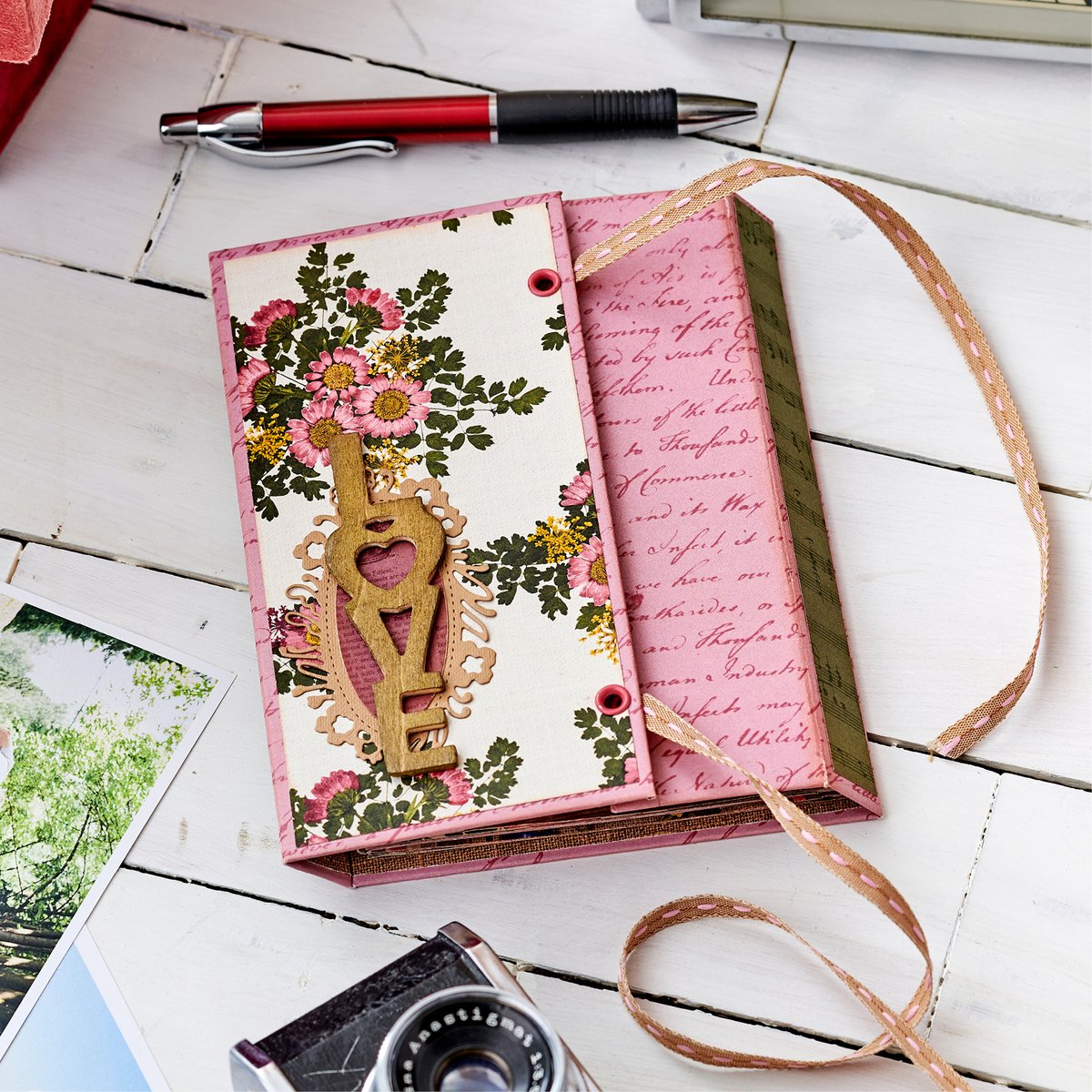 cardmaking_mag's tweet photo. Happy Valentine's Day, crafters! Why not craft an adorable photo album with your other half or galentine to store all of your treasured memories? You'll find all of the instructions you'll need for the album in issue 205, on sale now! 💞 https://t.co/gC05PVAjsf