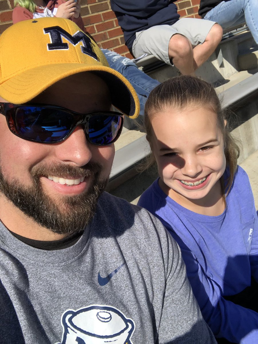 ericcarroll6's tweet photo. Valentines Day with my girl and @umichsoftball 💕 #GoBlue #MichiganSoftball https://t.co/HVwvRCZOUk