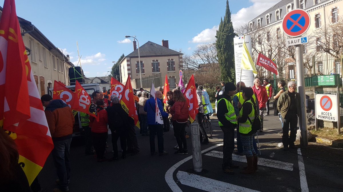 Luttes65's tweet photo. A #Tarbes aussi on se bat pour la défense de l'#hopitalpublic ! #Manif en rouge, violet et jaune vers la préfecture pour leur rappeler qu'#OnEstLà!
#hopital #santé https://t.co/ETT9hztgUS