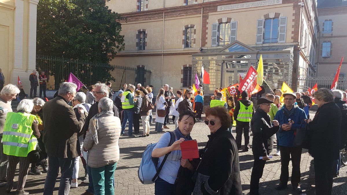 Luttes65's tweet photo. A #Tarbes aussi on se bat pour la défense de l'#hopitalpublic ! #Manif en rouge, violet et jaune vers la préfecture pour leur rappeler qu'#OnEstLà!
#hopital #santé https://t.co/ETT9hztgUS