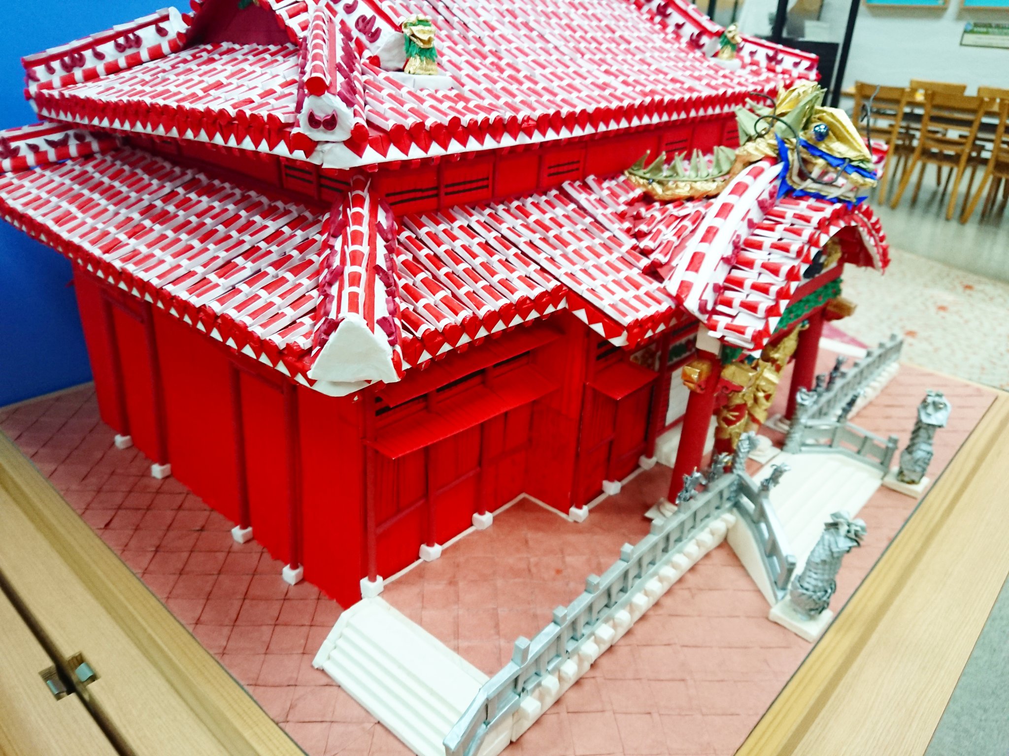 御菓子城加賀藩 日本折紙博物館では折紙で表現した世界遺産の作品を展示しております 今回は沖縄県 首里城 正殿です 日本折紙協会 琉球支部の方々の作品で 細かいところまで折紙で表現されています 語ることはないくらいとても素晴らしい作品です