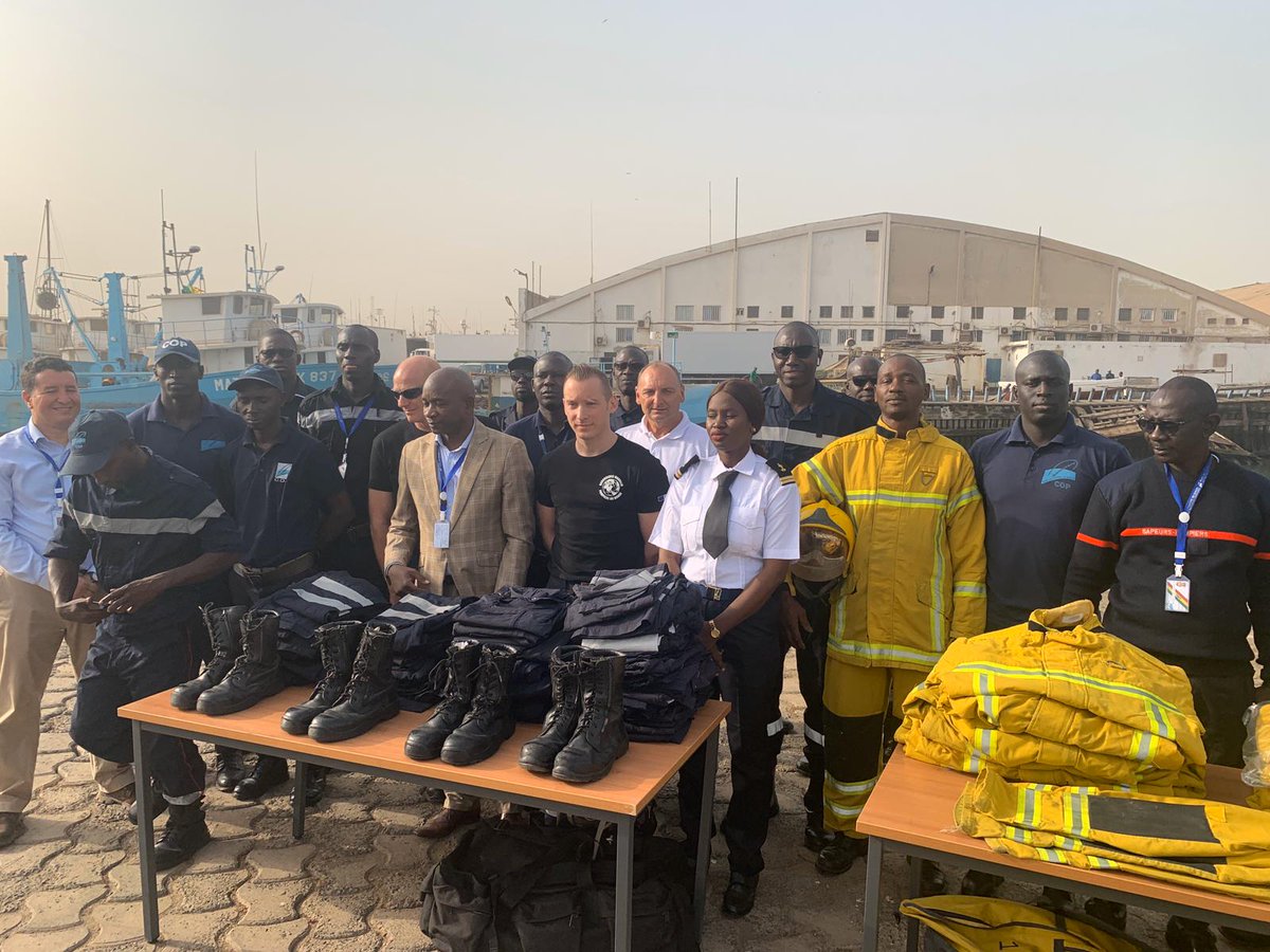 EUWeCAPS's tweet photo. La semaine de travail de l'équipe #WeCAPS au @portdakar 🇸🇳 se termine en beauté avec la remise de matériel par le psdt de l’asso. Baroudeurs Massilia #Pompiers du Monde🚒Coté #protectioncivile 1 évaluation des besoins a été réalisée par les experts &amp; formateurs sur place #Kebetu https://t.co/1Fpgsj7xhi