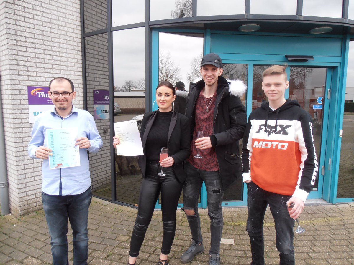 Ook al is de zon ver te zoeken, toch staan deze jongeren te stralen! Waarom? Ze hebben zojuist hun diploma van de Entree opleiding in ontvangst mogen nemen! Van harte gefeliciteerd allemaal.