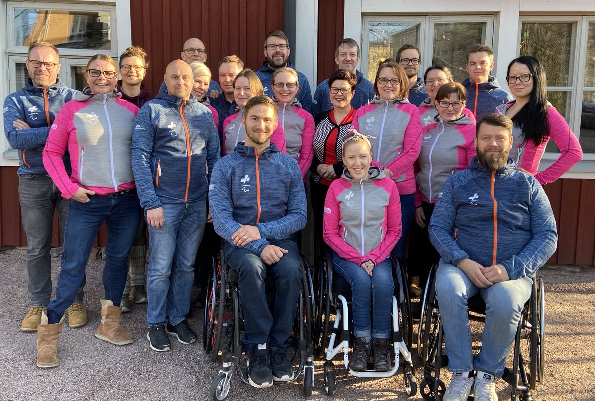 FinnParalympic's tweet photo. Paralympiakomitean henkilöstö oli koolla tänään ystävänpäivätunnelmissa! Hyvää ystävänpäivää 💙 #UusiPara #MenestysNäyttääSinulta #paraurheilu https://t.co/tmirmQjey4