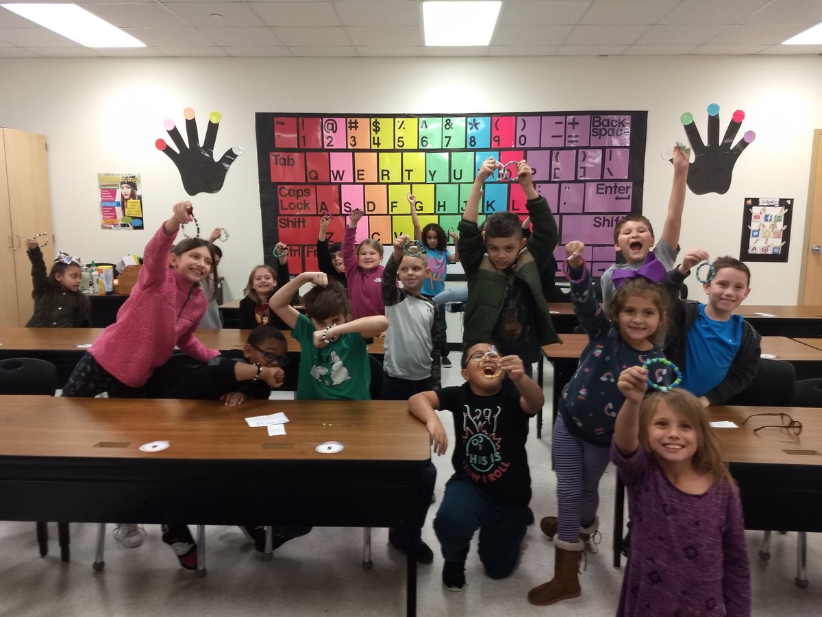 nikkijoy01's tweet photo. Learning binary code by make Love bracelets in Technology.  Who says you just have to use computers to learn in tech.  #unplugged @ClearElementary @JanelleMHardin @CSES_2ndgrade @Supt_comalisd https://t.co/fPSgTt9b0E