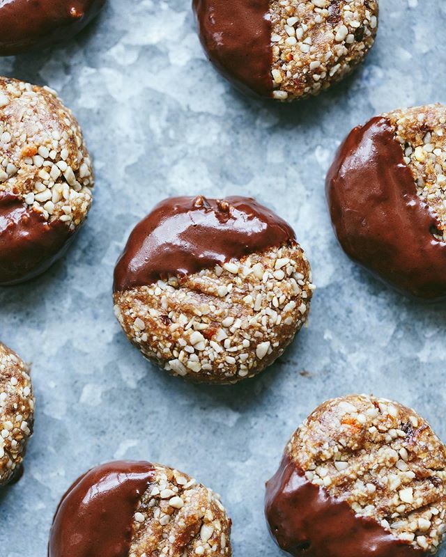 Got a homemade #Valentines dinner planned out but forgot about dessert? We have the perfect #vegan &amp; #glutenfree recipe that will help you fix your sweet tooth in under 15 minutes!

These Vegan Orange Granola Cookies could be made with just our Orange &amp; … ift.tt/2Sp88fZ