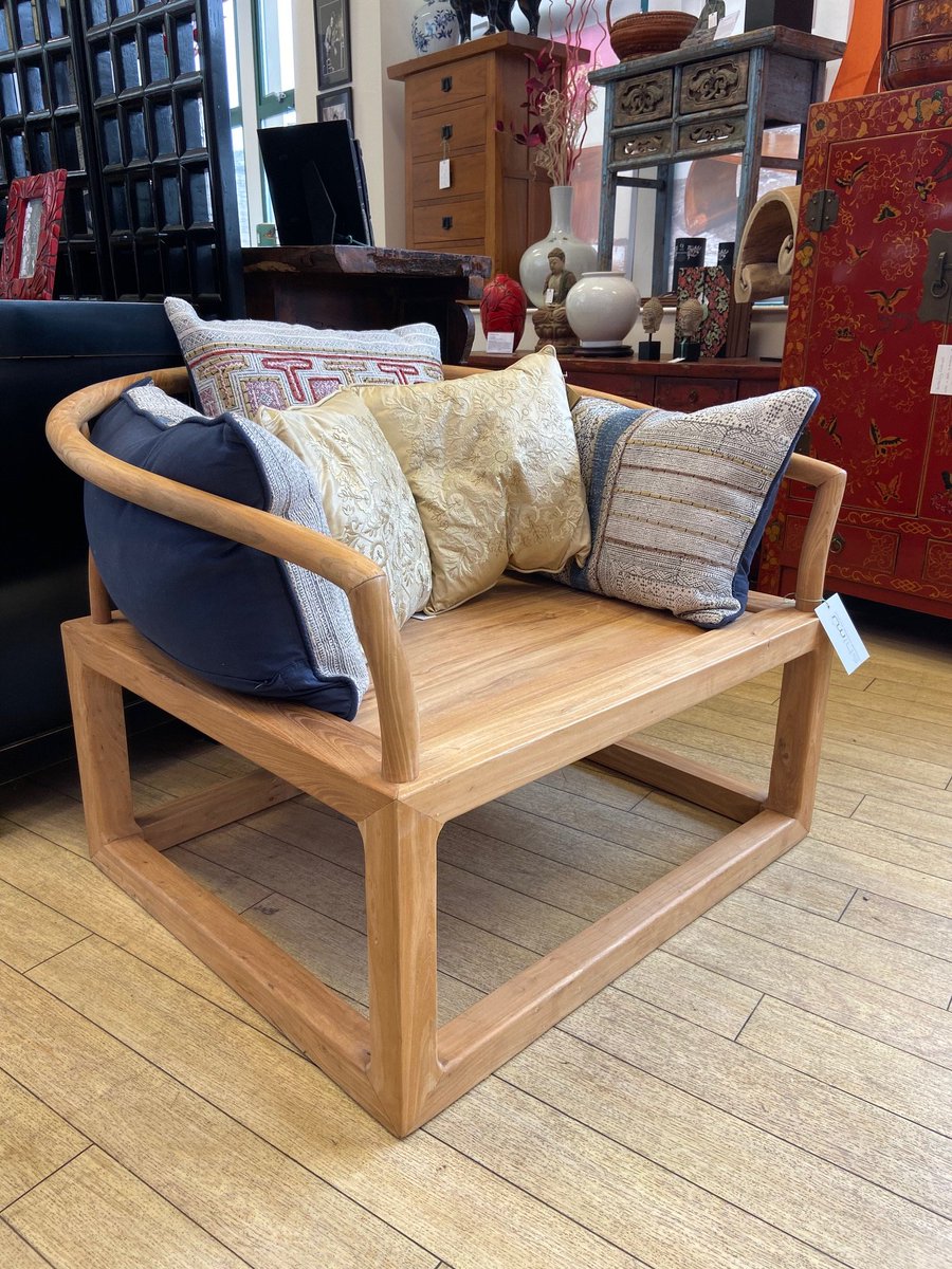 ShimuFurniture's tweet image. In the spirit of Valentine's Day, here's our version of a love seat. Big enough for two to cuddle up, this chair has a classic horseshoe back and is made from solid elm  Order by Sunday to get 15% off in our Winter Sale!
#loveseat #lovechair #cuddlechair #valentines #chinesechair