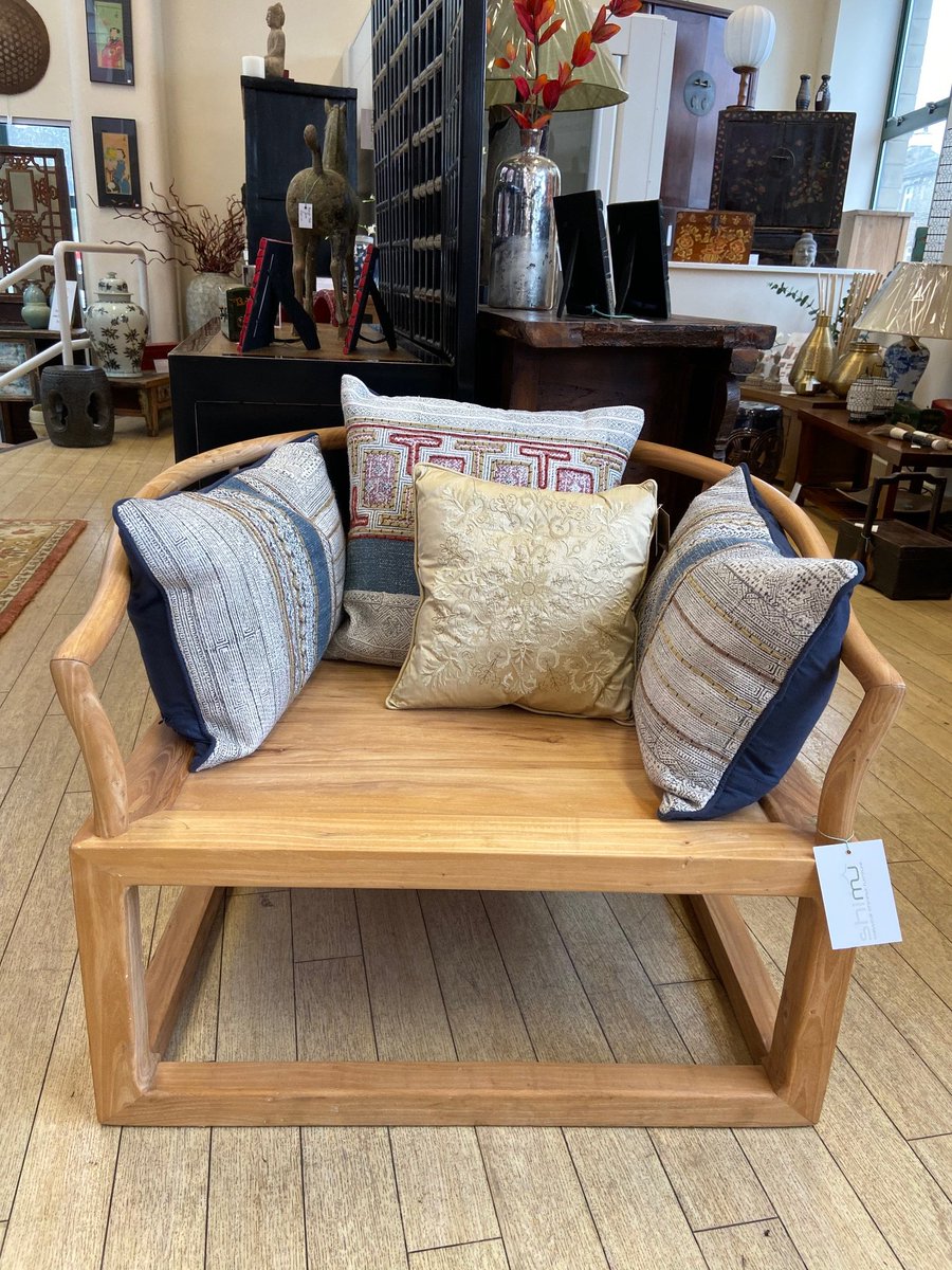 ShimuFurniture's tweet image. In the spirit of Valentine's Day, here's our version of a love seat. Big enough for two to cuddle up, this chair has a classic horseshoe back and is made from solid elm  Order by Sunday to get 15% off in our Winter Sale!
#loveseat #lovechair #cuddlechair #valentines #chinesechair