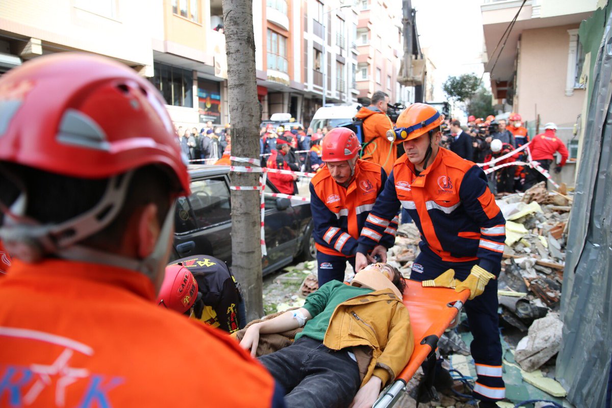 Gerçek zamanlı deprem tatbikatı gereği, depremin ardından olay yerine ulaşan ekiplerimizin enkaz altında kalan ve hasar görmüş araçtaki kişileri kurtarma çalışması takdir topladı.