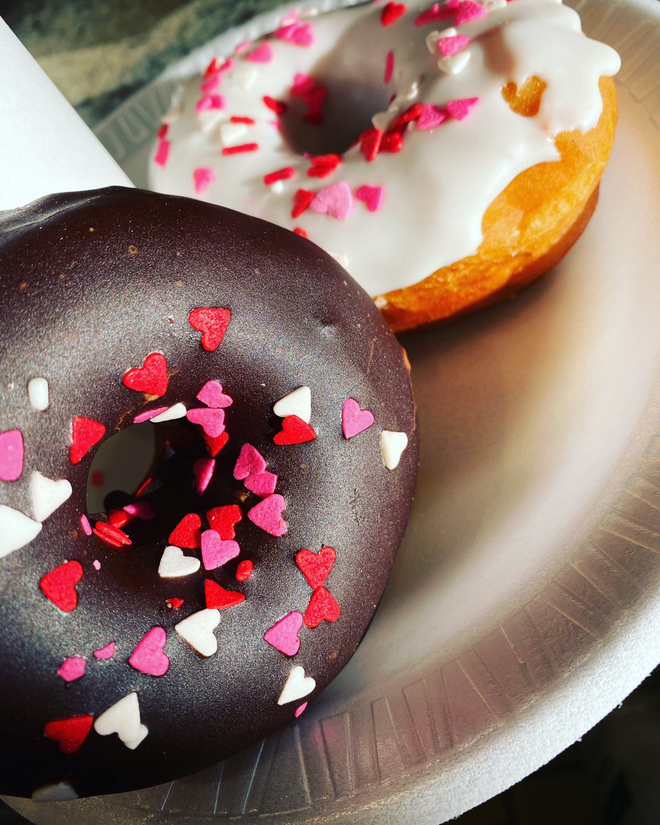 ChicagoCurbside's tweet photo. stop by for some festive sweets or get them delivered #LavAzzaChicago #ChicagoDrinks #ChicagoCoffee #ChicagoCoffeeShops #EspressoMePlease #rishitea #chicagodrinks https://t.co/4RH1yeVbe0