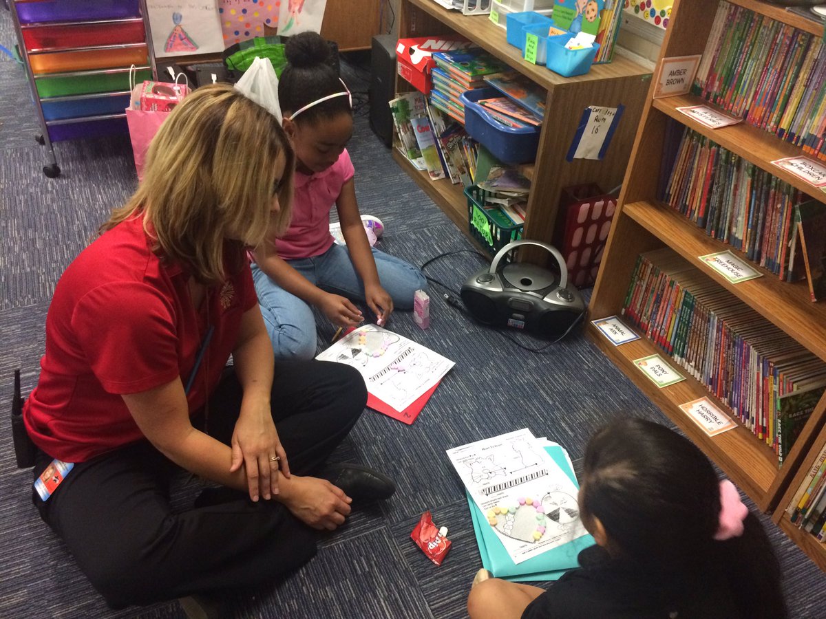 FranCorradetti's tweet photo. @WoodwardStars @Joselyn7Ortiz Measuring with candy hearts with Mrs. Baker! https://t.co/TxzBEfITPS