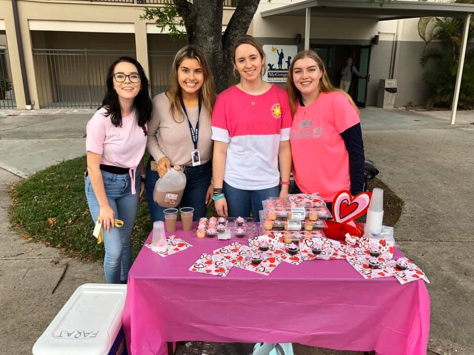 SWFLChristian's tweet image. The SFCA Sent to Serve student group spread Valentine’s Day love this morning. ❤️ As highschoolers arrived on campus, they handed out special treats.￼ #thesfcadifference #sfcakings