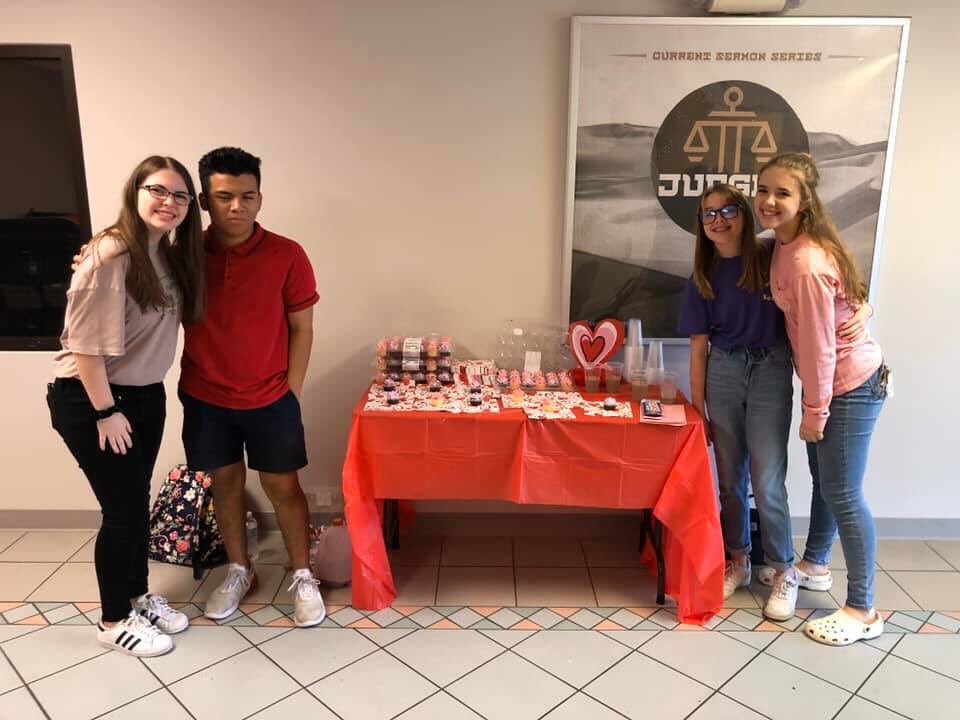 SWFLChristian's tweet image. The SFCA Sent to Serve student group spread Valentine’s Day love this morning. ❤️ As highschoolers arrived on campus, they handed out special treats.￼ #thesfcadifference #sfcakings