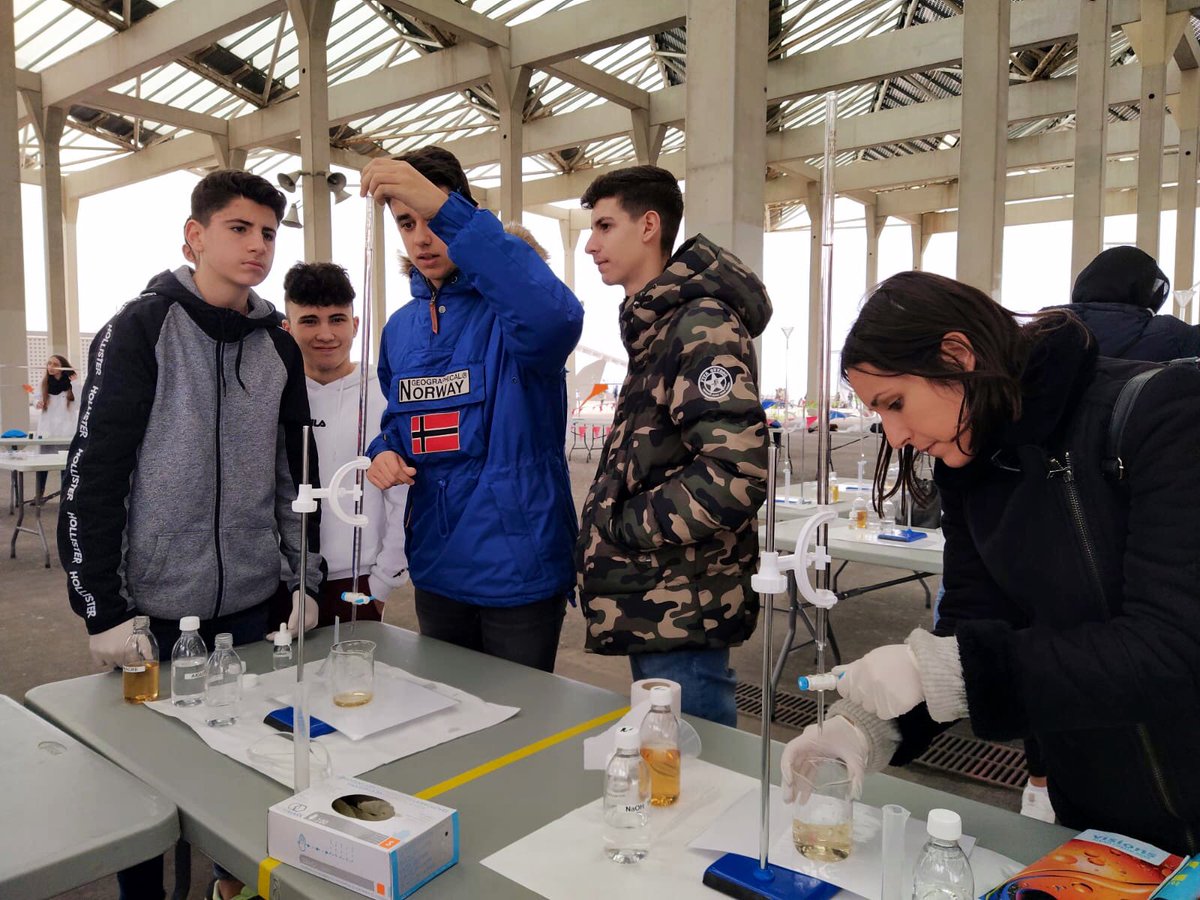 ESONatzEsplu's tweet image. Està molt àcid...però quant? Els alumnes de 4t d’ESO determinen com és d’àcid el vinagre basant-se en un equilibri àcid-base. #SteamForum #química @la_UPC