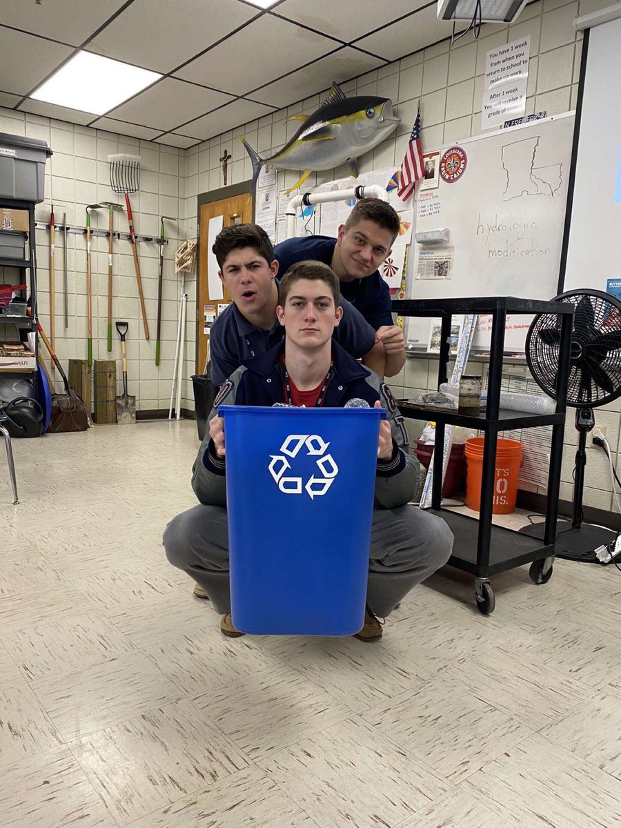 lukephoward's tweet photo. The BCG is partnered with St. Thomas More to save the environment! #GreenSchoolSelfie #EcoBeasts @USGBC_Lou @ELKAY_USA @OfficialBCG1 https://t.co/OQHrmmkIiM