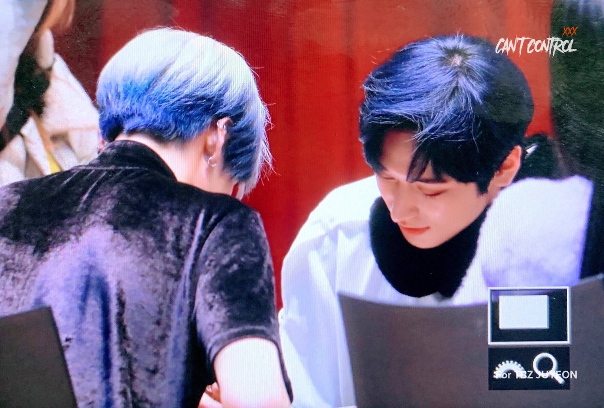 mrksunu's tweet photo. MF ..HE WENT TO HIS OWN FANSIGN https://t.co/wv3snRHhaN