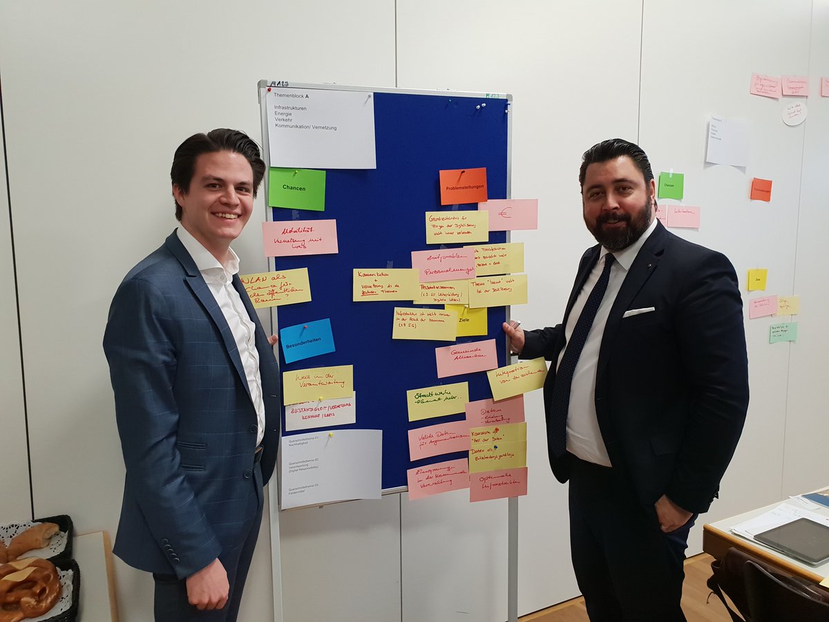 StaedtetagBW's tweet photo. Heute ist die Stabsstelle #Digitalisierung gemeinsam mit @marianschreier und @BMPhilippSaar in Berlin beim BBR zum Sondierungsworkshop für eine #Kleinstadtakademie: tolle Gespräche und spannende Themen rund um digitale Themen für Kleinstädte und mit ihnen. https://t.co/lQo6eFcIWy