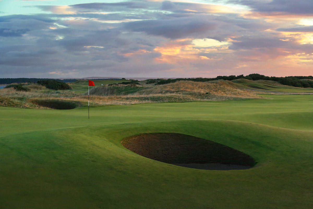 kevinmurraygolf's tweet image. Hands up who would like to be playing the old course @TheHomeofGolf even in the muddle if Winter 👍 #Lovegolf #GolfArt #StAndrews